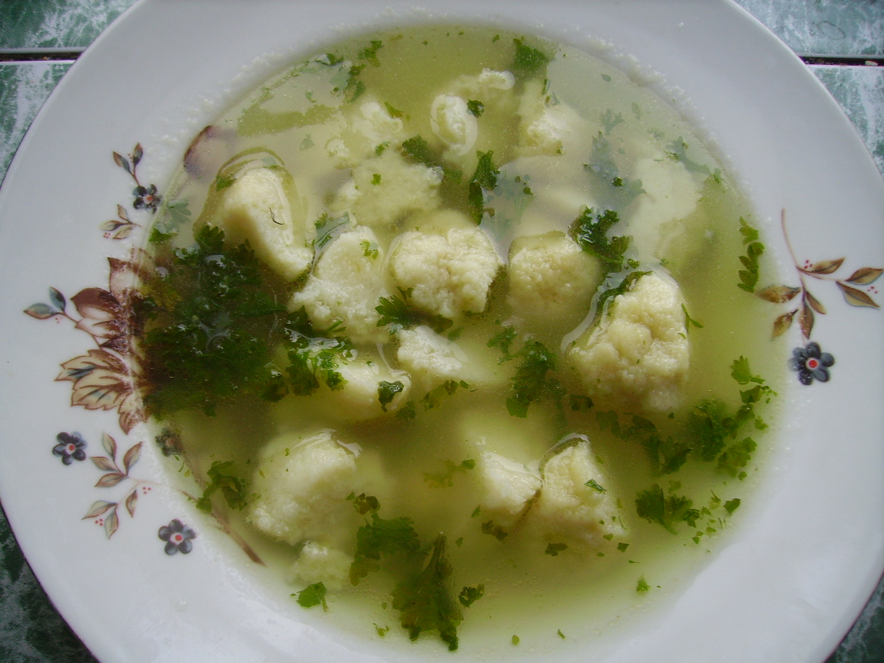 Миниатюра к статье Очень простой суп с манными клецками