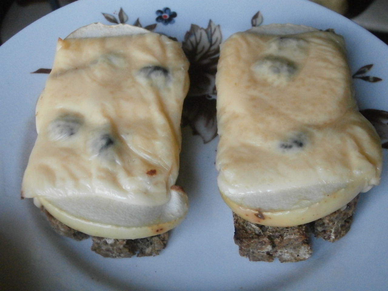 Миниатюра к статье Горячие бутерброды с сыром и яблоком
