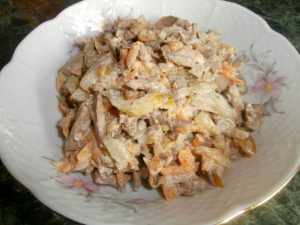 Миниатюра к статье Печеночный салат с маринованными огурцами