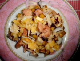 Миниатюра к статье Зимний салат с солеными грибами и картофелем