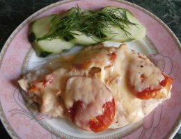 Миниатюра к статье Куриная грудка, запеченная с помидорами и сыром