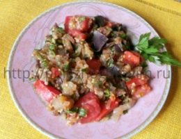Миниатюра к статье Простой салат с баклажанами и свежими помидорами вместо овощного рагу
