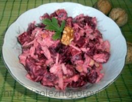 Миниатюра к статье Свекольный салат с курицей и жареными орехами